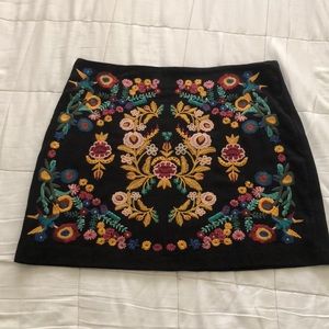 NWT. BLACK EMBROIDERED SKIRT.